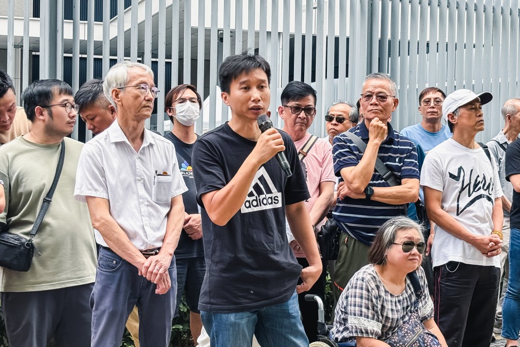 聶先生則稱車牌牌價有上有落好正常。汪旭峰攝 聶先生則稱車牌牌價有上有落好正常。汪旭峰攝