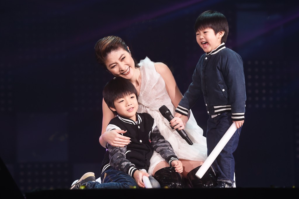 陈慧琳指两个儿子已现长大，因此不会再上台表演。