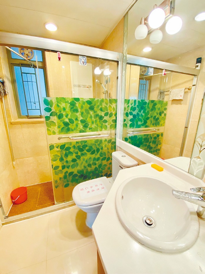 浴室备有窗户，有利于排走湿气。