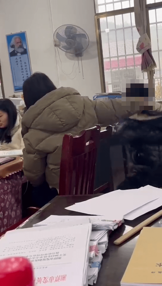 女老师拉扯女学生的头发狂摇。