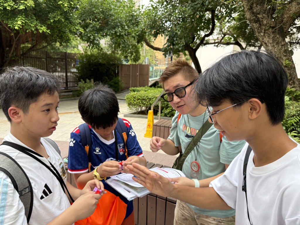 導師指引學員合力研究定向路線、時間規劃和任務協作，透過溝通解決疑難。（受訪者提供）