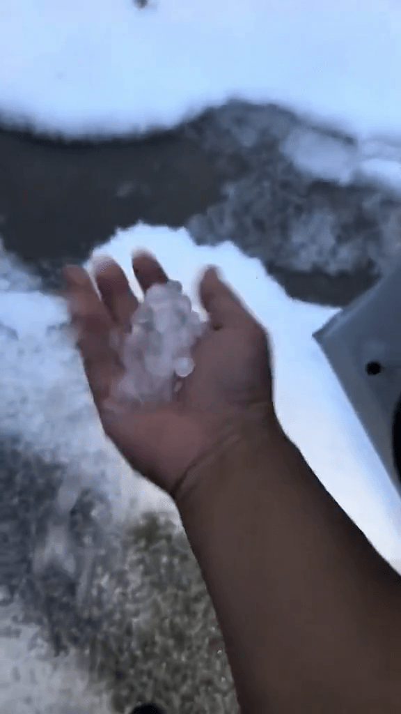 河北宽城冰雹暴雨交加。