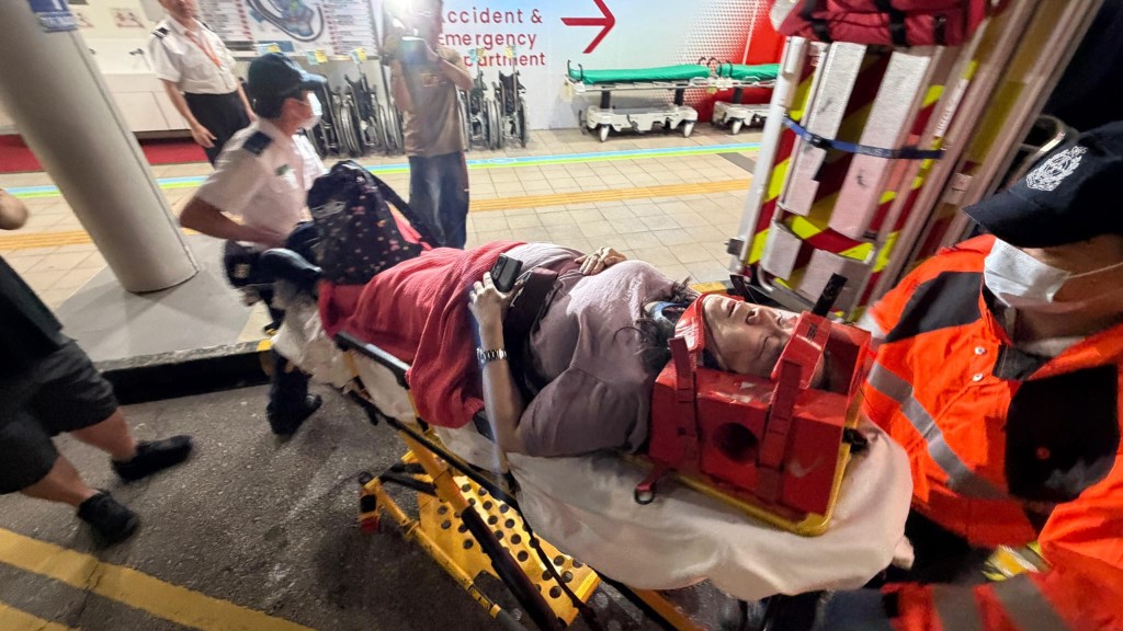 其中一 名受傷送院的私家車乘客。黎志偉攝