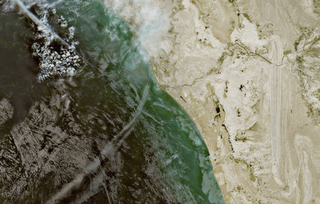 美國總統特朗普在社交媒體反擊，宣稱華府已「完全控制」該海峽，並形容水道已被「封鎖得嚴嚴實實」，除非伊朗達成協議，否則不會放行。路透社