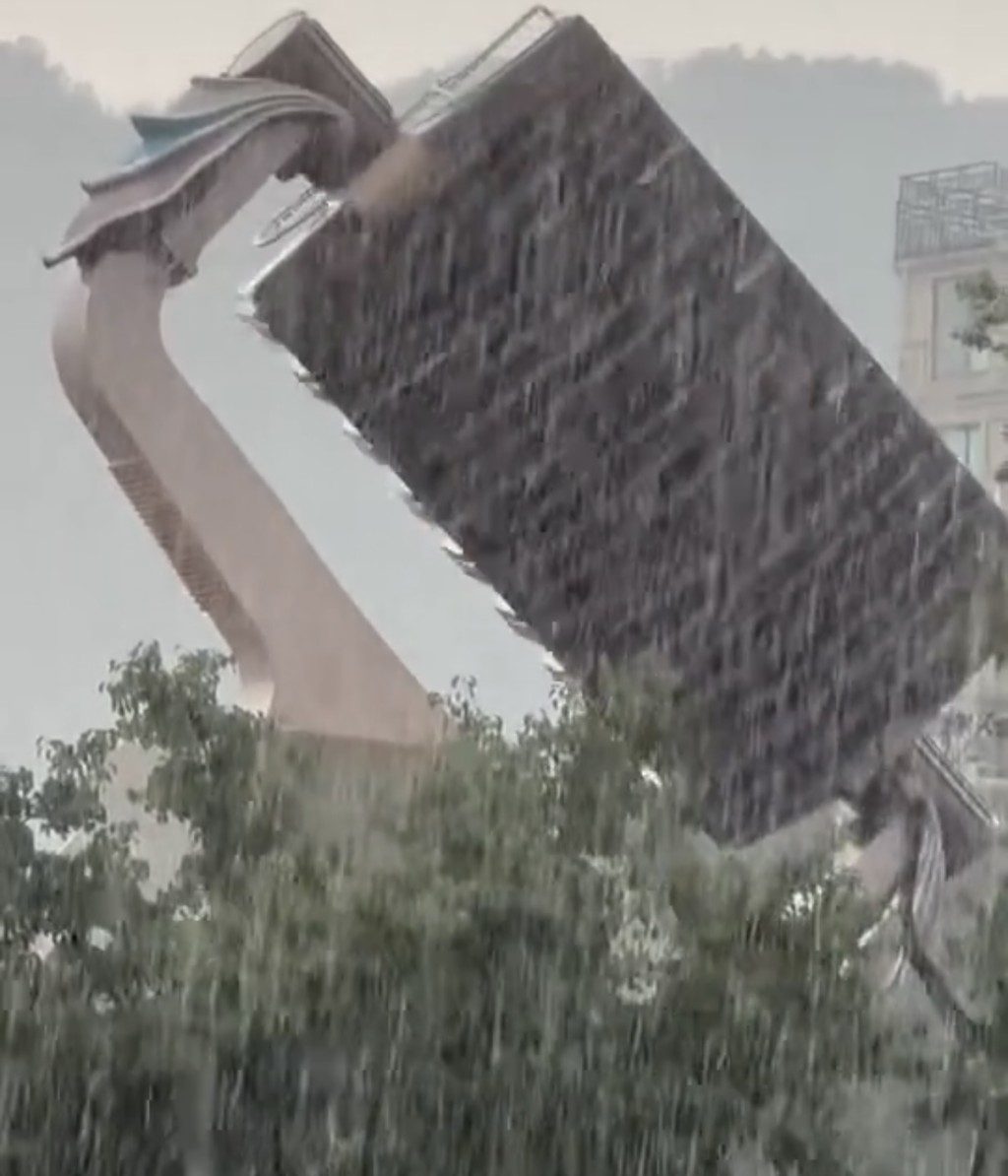 遊客蘇州樂園玩機動遊戲突遇暴雨。抖音@1米79的徐州菇涼 遊客蘇州樂園玩機動遊戲突遇暴雨。抖音@1米79的徐州菇涼