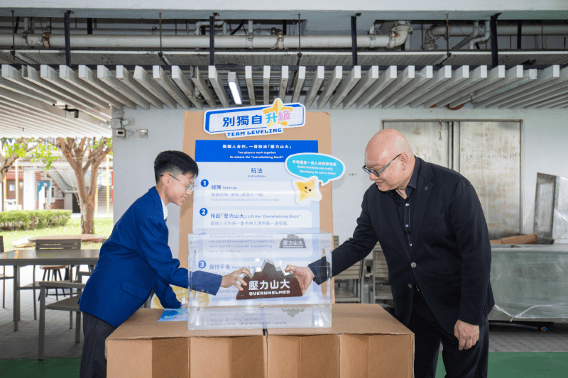 吳副校長與吳同學合力將壓力「排除」。