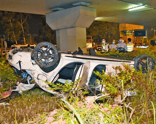 ■「炮彈飛車」撞壆後翻落草叢,四輪朝天。