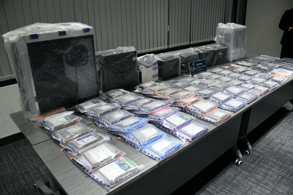 警方暫時在部份電子裝置內發現超過7200張兒童色情相片及超過120段偷拍影像。