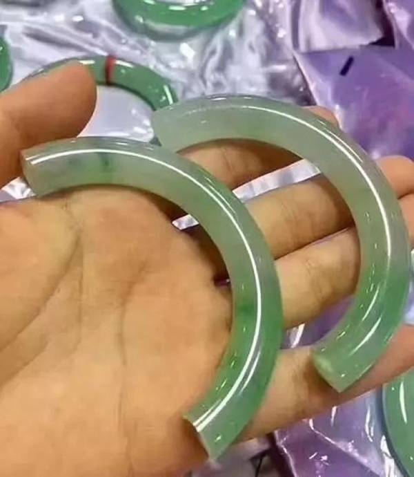 玉鐲值約30萬港元。網上圖片