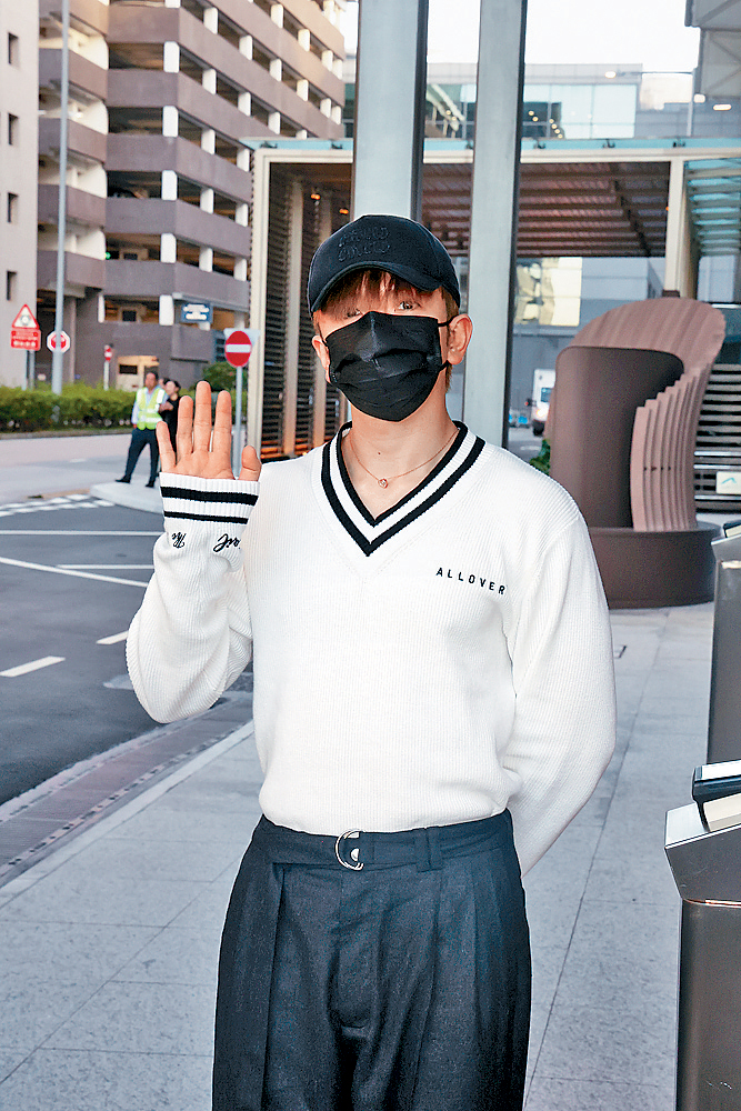 Anson Lo昨日由新加坡返港,開心向守候的粉絲及傳媒打招呼。