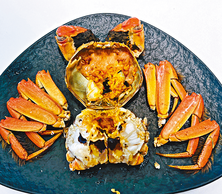 迪士尼酒店晶荷軒專人拆蟹砌成米奇造型。