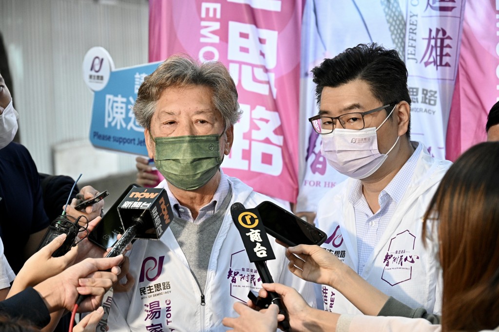 2021年立法會換屆換舉中，湯家驊（左）為陳進雄助選。