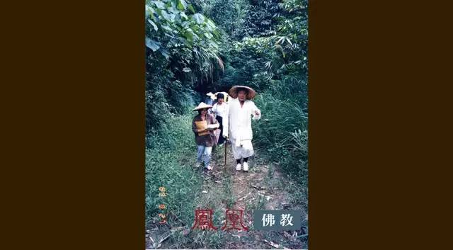 1989年8月28日，星雲大師、心平和尚等人巡視台灣南投總本山。覺悟號圖