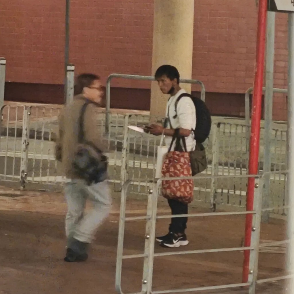 當日持刀徘徊的涉案男子。網上圖片