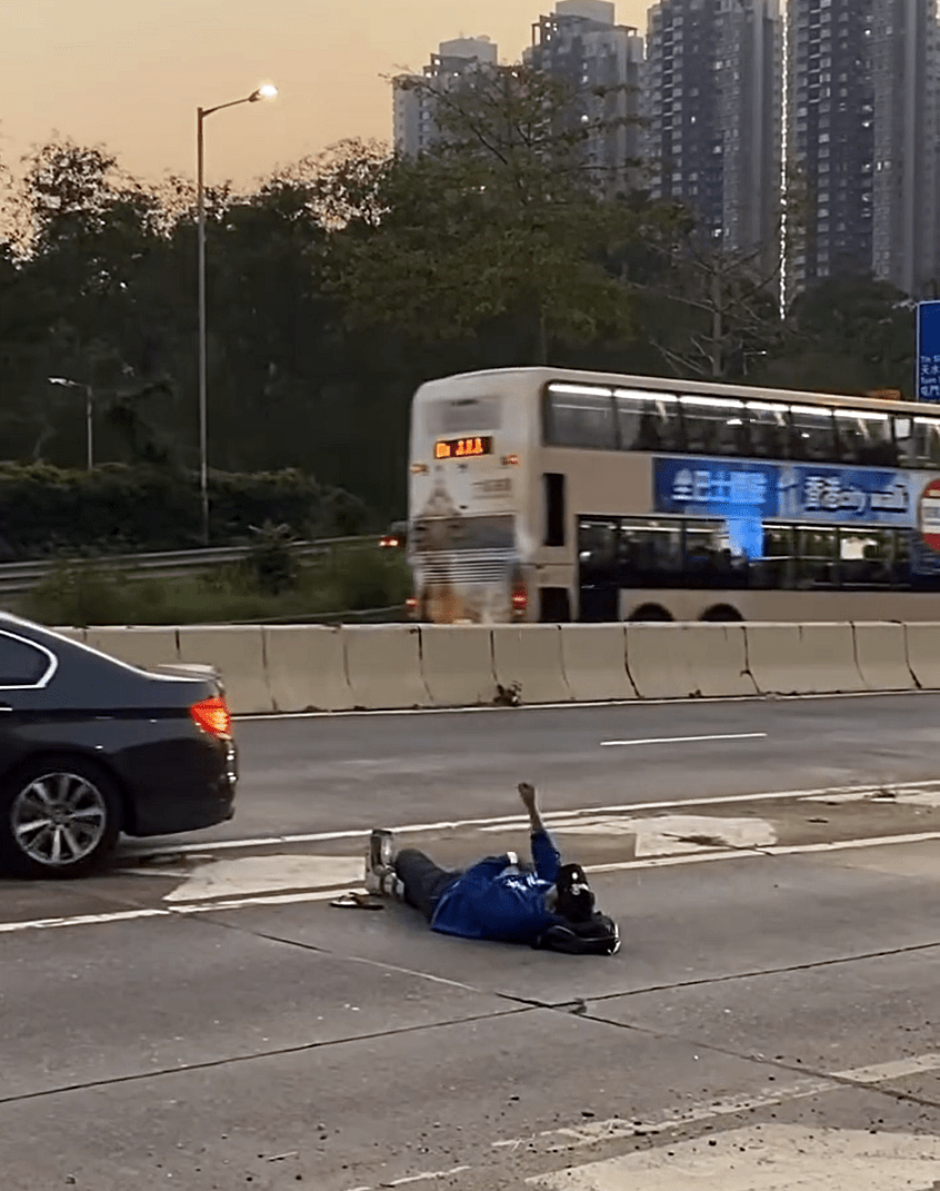 男子躺卧在青山公路上。fb：車cam L（香港群組）