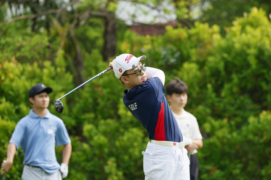 丙組男子個人總桿賽冠軍曹欽翔 （右二）。公關提供