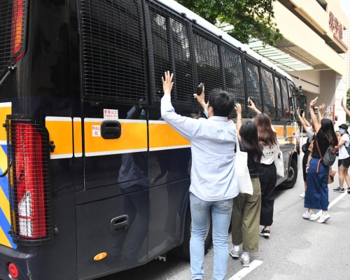 入境處職員被控六罪還押。