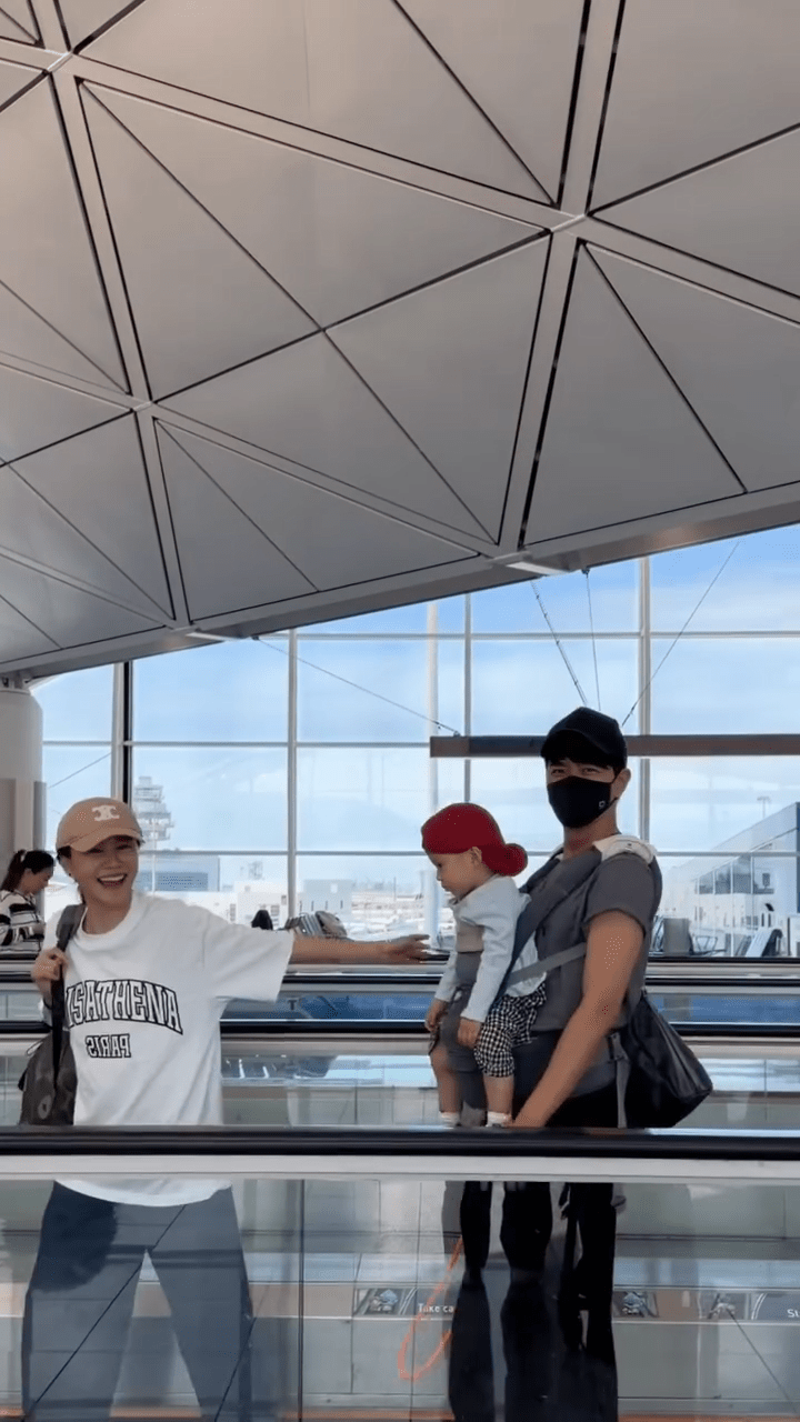 一家三口畫面溫馨。 一家三口畫面溫馨。