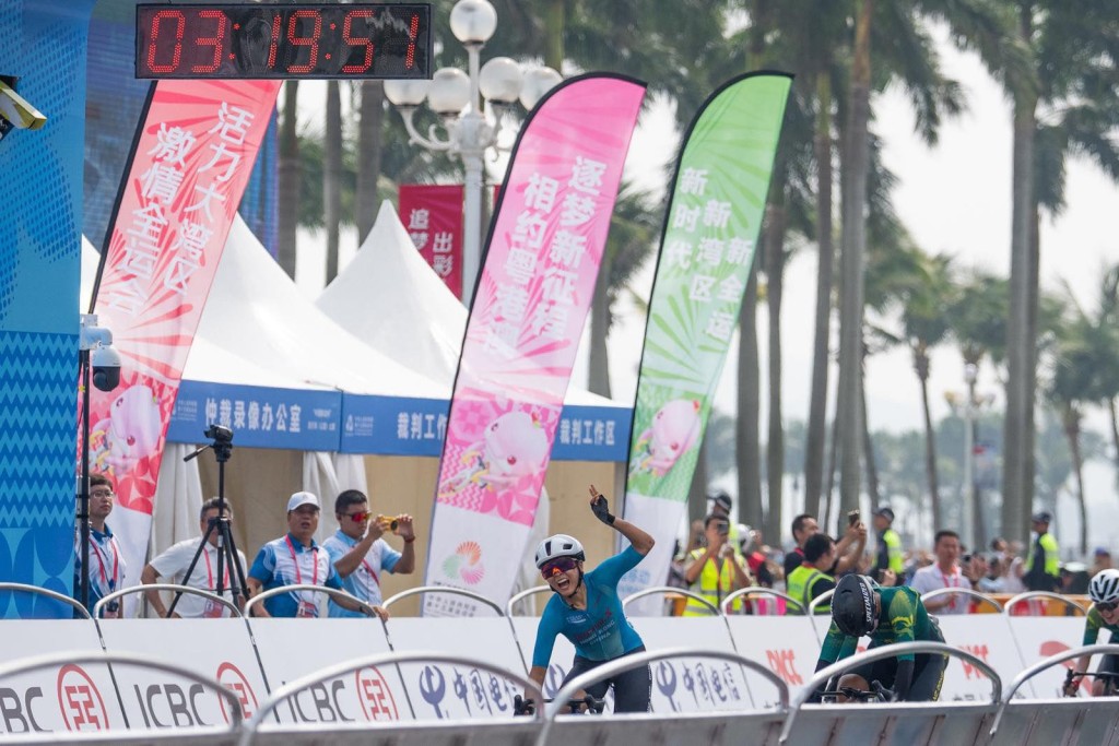 港隊李思穎憑籍最後階段強勁衝刺,壓倒廣東的魏曉晴、孫佳君首名衝線,成功衛冕金牌。 港隊李思穎憑籍最後階段強勁衝刺,壓倒廣東的魏曉晴、孫佳君首名衝線,成功衛冕金牌。