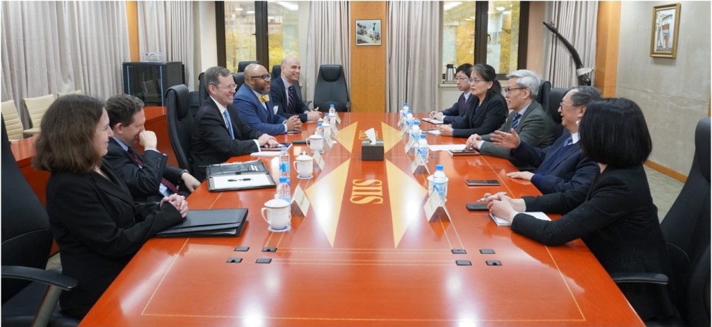 美國副助理國務卿華自強訪問上海國際問題研究院。