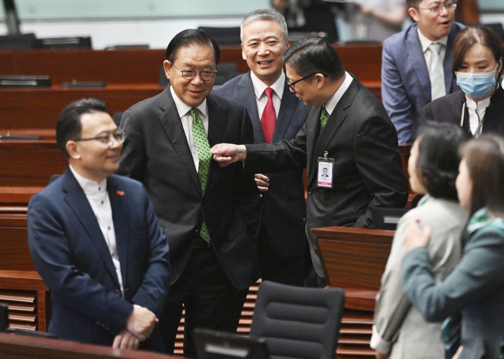 男議員方面，普遍都佩帶不同深淺的綠色領呔。蘇正謙攝