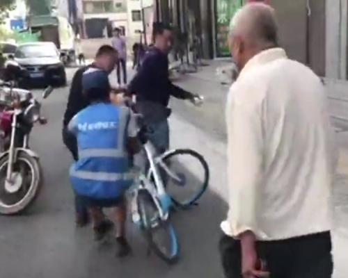 共享單車職員回收單車遭遇福州村民暴力阻撓。(網圖)