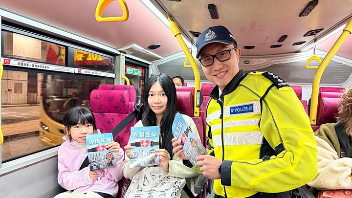 警方在多區大型交通交匯處及旅客乘車熱點加強宣傳。警方提供