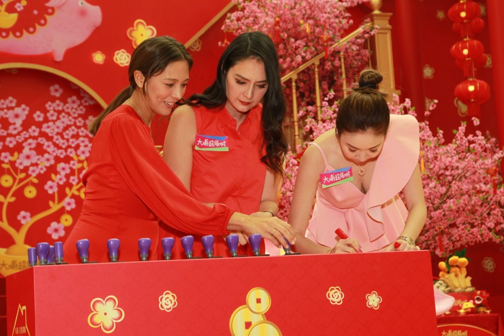 Cara G.（左）、Ana R.（中）及莊思敏（右）出席賀年活動。