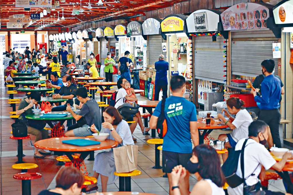 獅城民眾周四在牛車水著名的麥士威熟食中心吃午餐。　