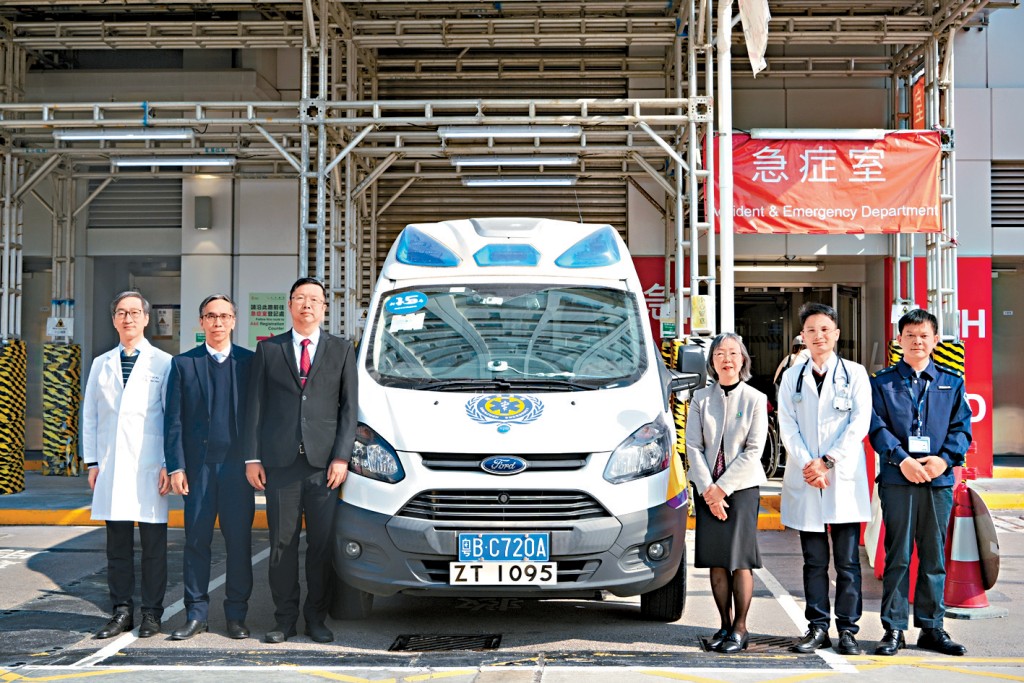 首名病人經大灣區跨境直通救護車送抵屯門醫院,港大深圳醫院副院長李詠梅(右三)表示,會向病人收回4990元人民幣的成本價。吳艷玲攝