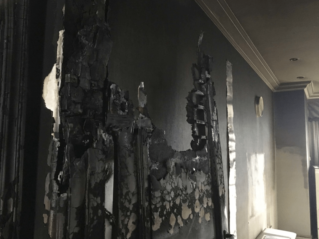 事發單位的牆身被燒出大洞。