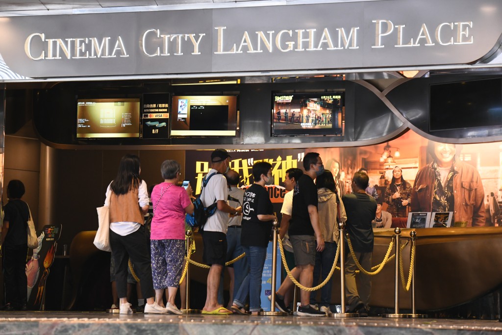颱風泰利：8號風球下的市面情況，有市民到戲院看電影。（何健勇攝）