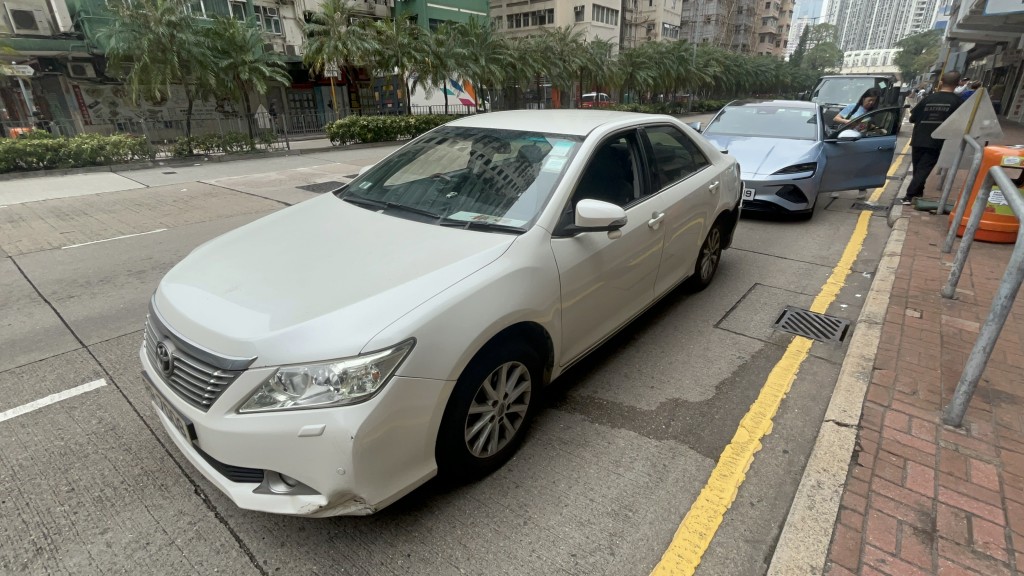 傳媒採訪車與比亞迪私家車相撞。