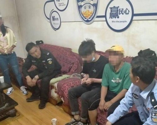 兩青年被帶回派出所與同伴匯合。雲南省公安廰
