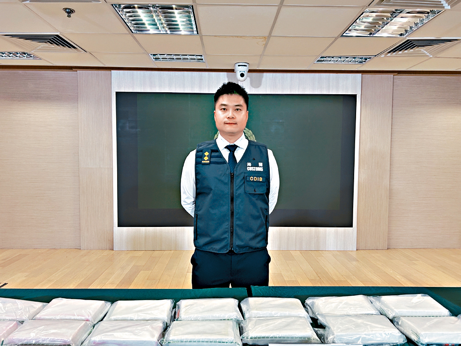 海關人員交代案件並展示檢獲的可卡因毒品。