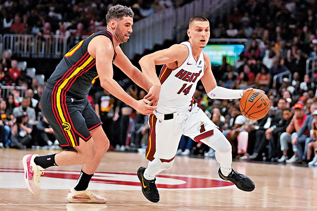 希路(右)為熱火策劃進攻。