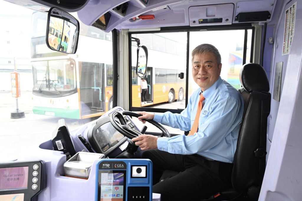 朱海林直言，自己车长生涯中最美好的回忆都保留在694巴士线上，在驾驶室内见证乘客由小孩长大成人，再为人父母。资料图片