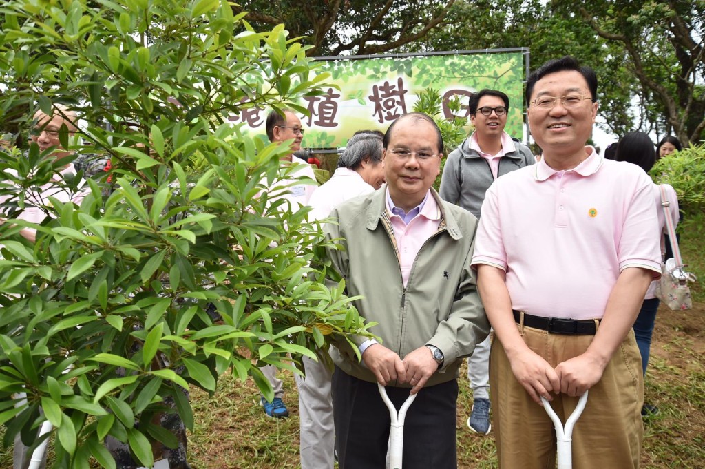 張建宗（左）早上出席「香港植樹日2019」