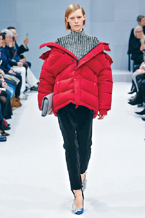 ﻿■Balenciaga 2016秋冬季超厚羽絨褸配上釘滿石的樽領衫。