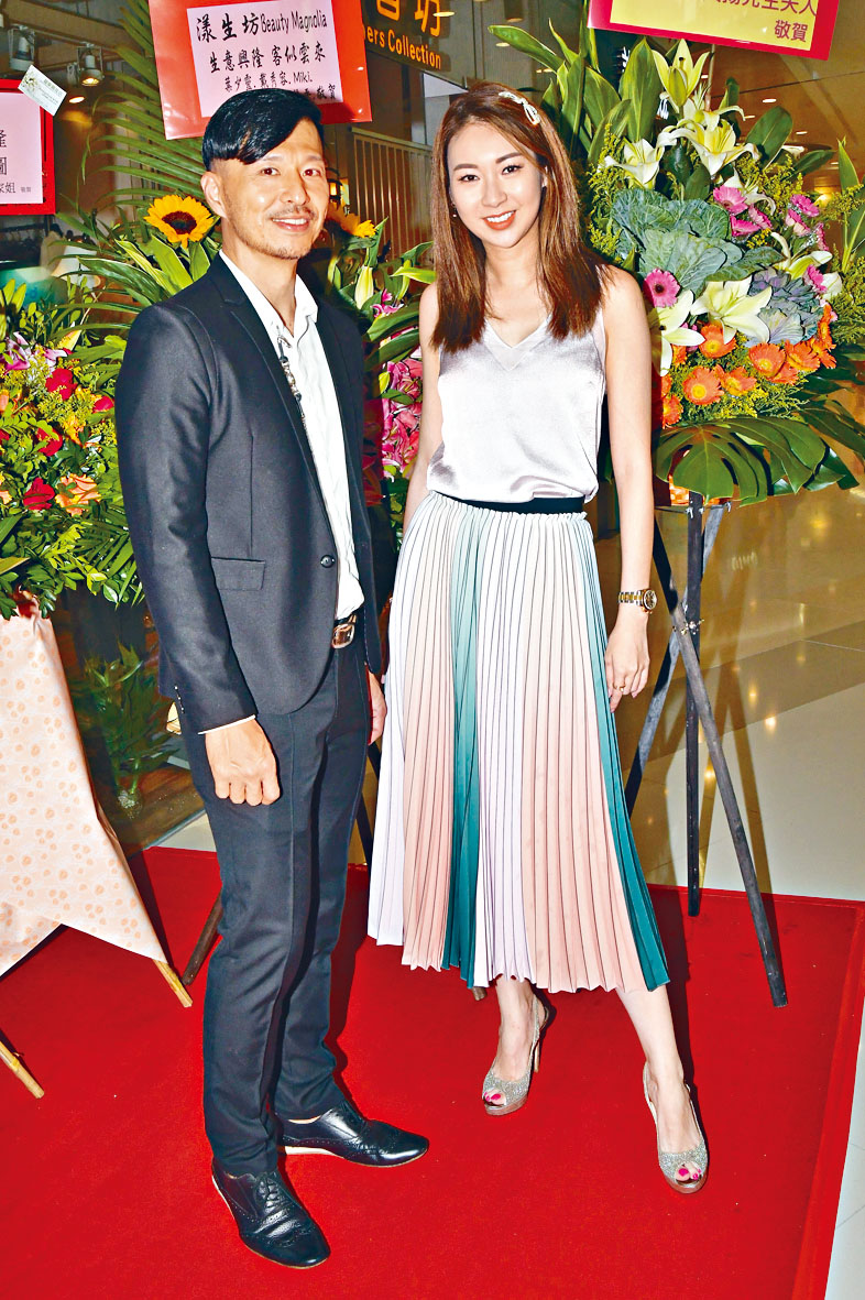 莊思敏與戴展國為美容店剪綵。