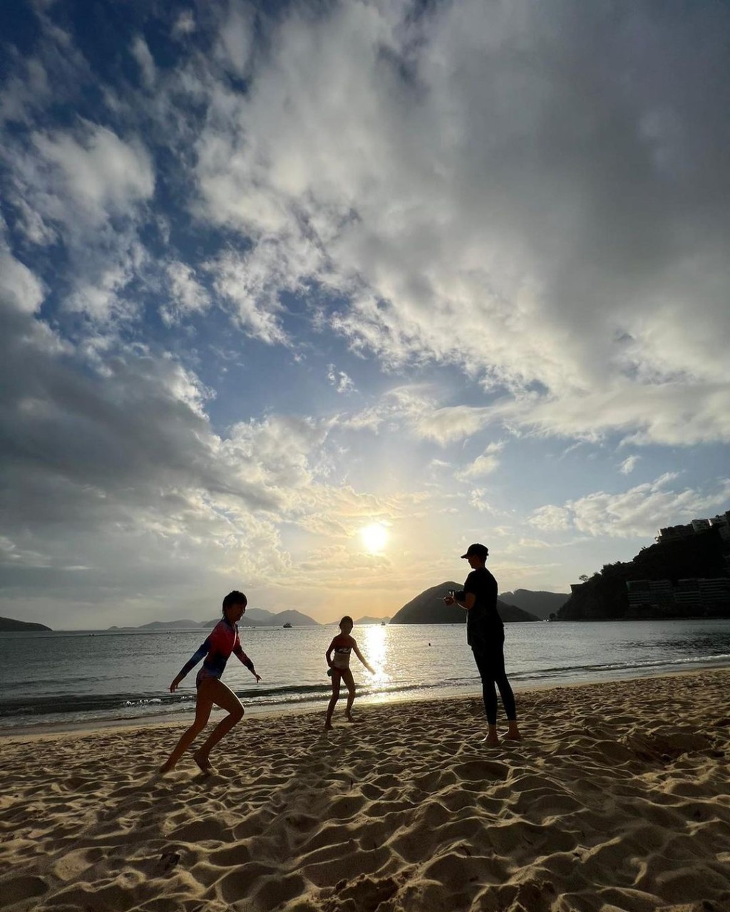 湯盈盈昨日（20日）於IG分享多張一家四口到淺水灣沙灘玩樂的照片。