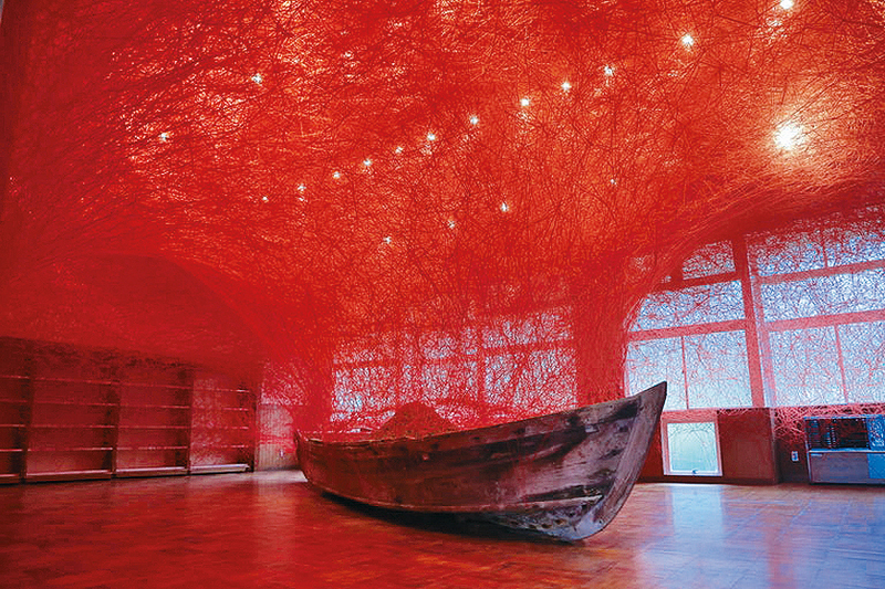 著名藝術家鹽田千春的《搬運時間之船》。