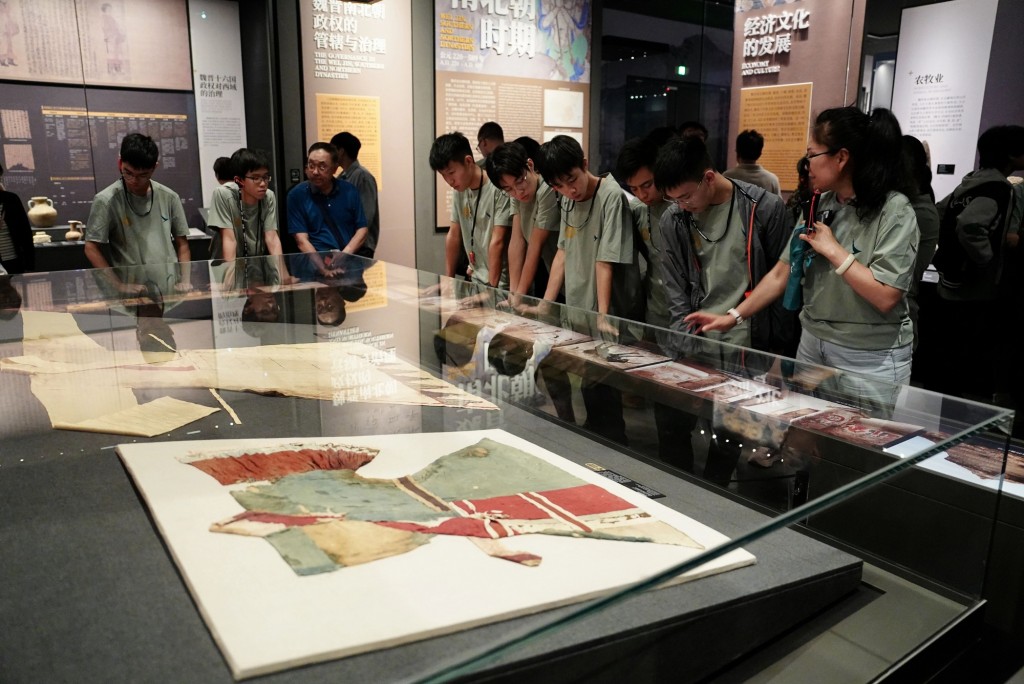 參觀新疆維吾爾自治區博物館，了解絲路歷史、主要路線，尋找多元文化融合的證據。