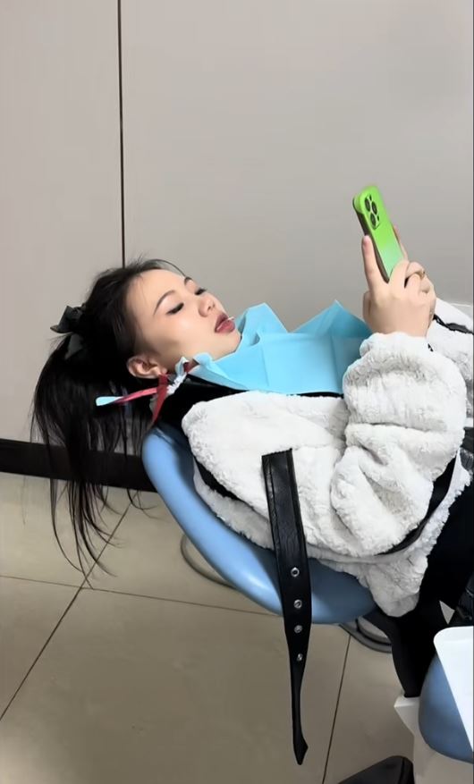 羅小姐吃黃辣丁魚時被其背鯺硬刺插入舌頭，連跑3間醫院才成功「拔骨」。抖音＠獨美