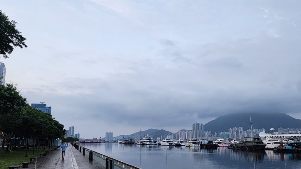本港地區今日大致多雲,初時有幾陣驟雨,局部地區有雷暴。黎志偉攝 本港地區今日大致多雲,初時有幾陣驟雨,局部地區有雷暴。黎志偉攝