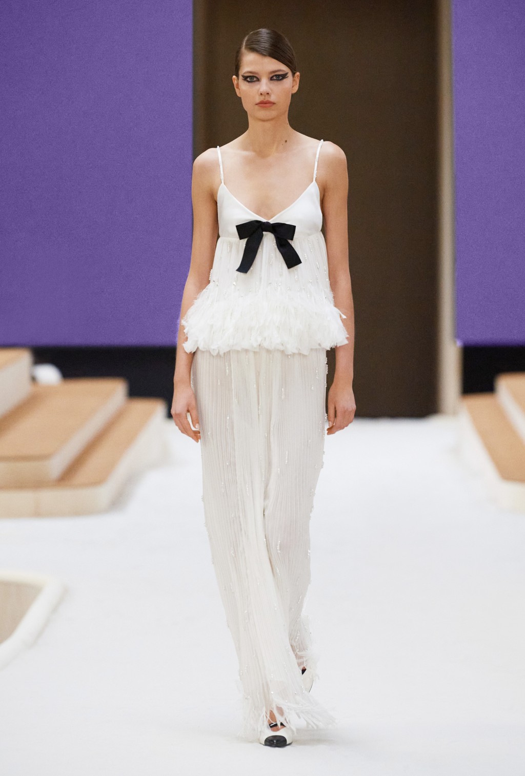 晚装主打飘逸质感的衣料，配搭精致刺绣、花朵装饰等细节，充满仙气。