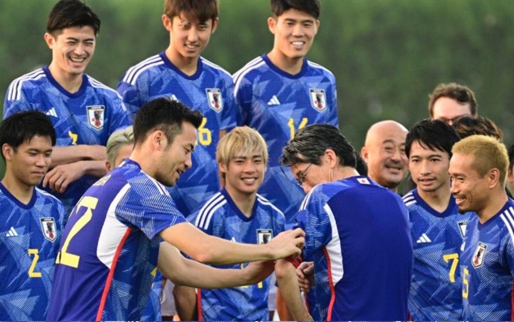 一众日本球员更在合照前为西芳照戴上队长臂章以表尊重。