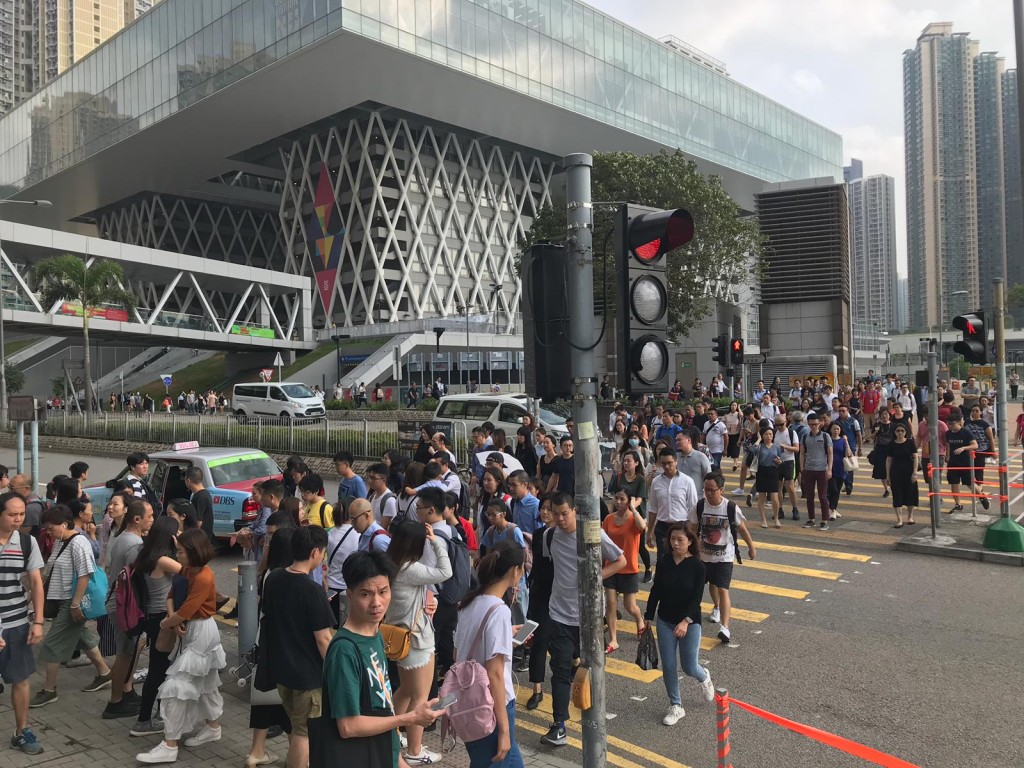 調景嶺港鐵站和巴士站都出現大批人潮。