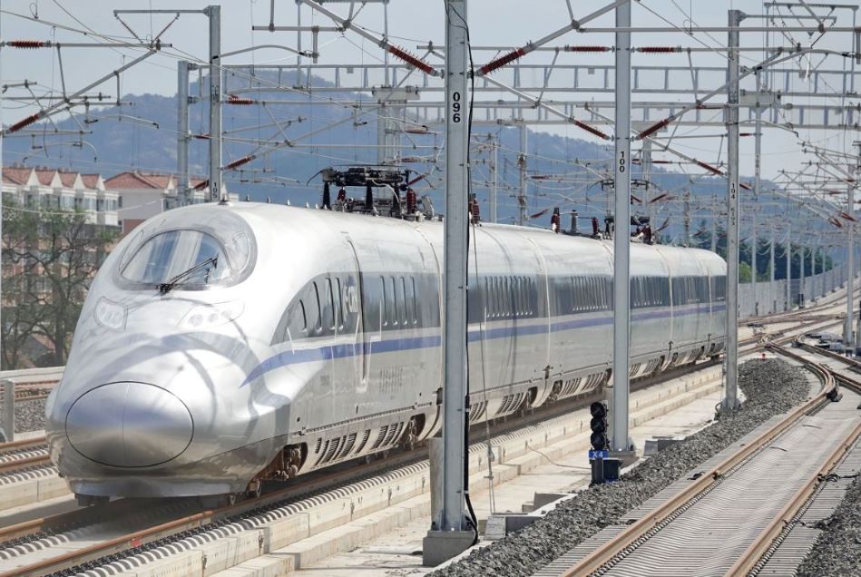 7月16日，一列高速綜合檢測列車通過濰榮高鐵萊榮段海陽站。