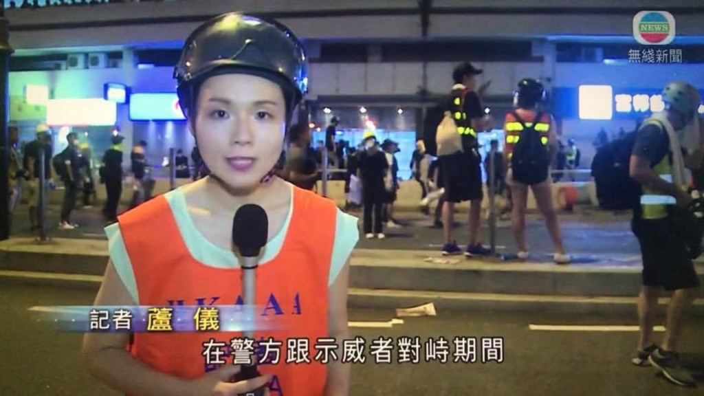 蘆儀曾穿上香港業餘田徑總會的反光背心採訪。